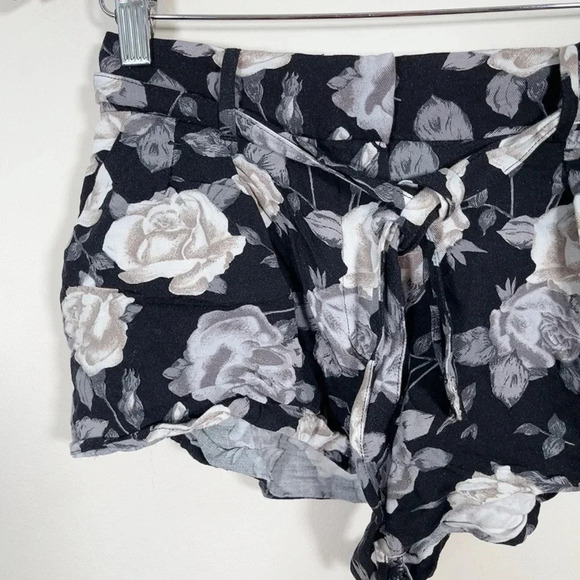 🌟✨2 for $20 ✨🌟 ARITZIA | TALULA TIE  WAIST FLORAL SHORT - Picture 5 of 10